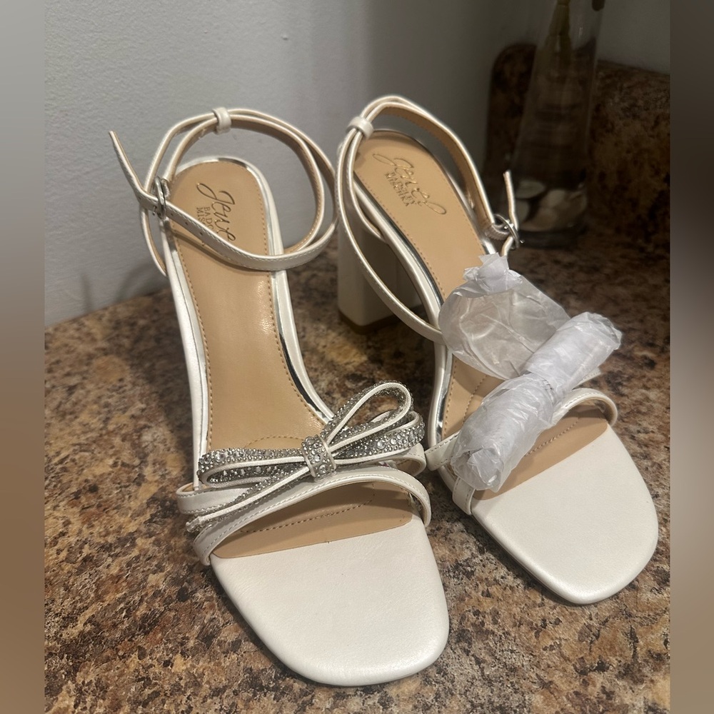Elegant White Heeled Sandals Jewel by Badgley Mischka size 8.5 NEW
